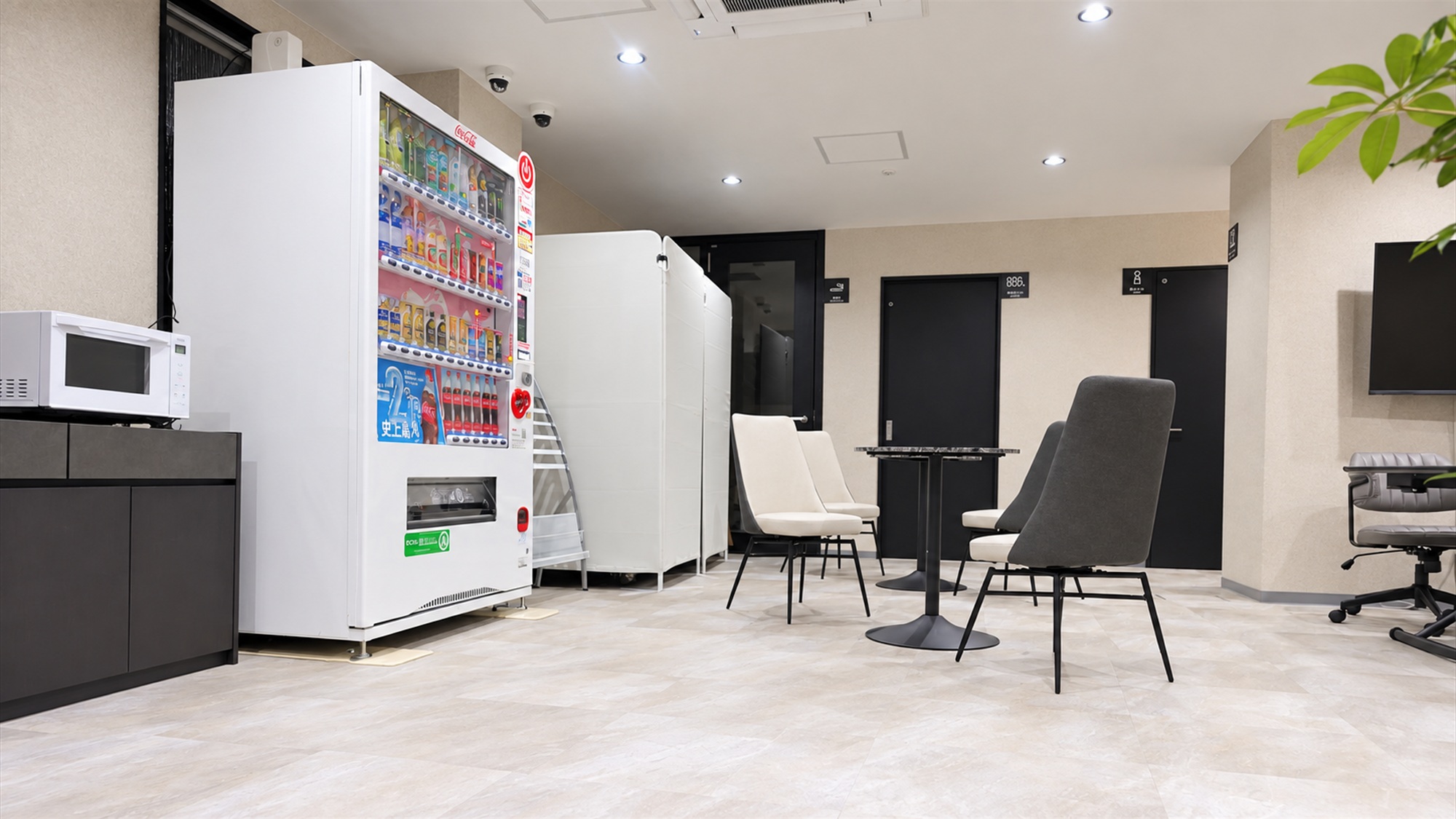 HOTEL PRIMEの明るく落ち着いた共用ラウンジ