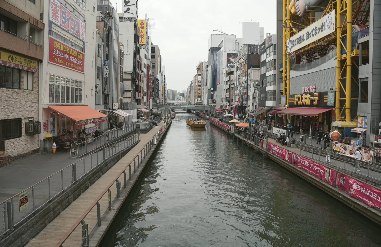 道頓堀川沿いの街並みの実写写真