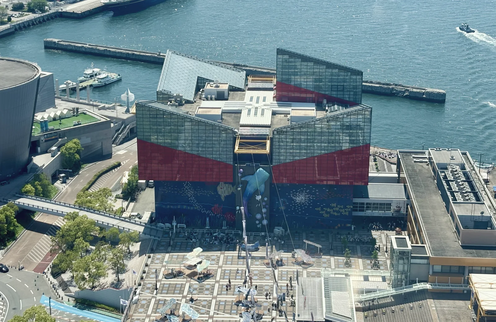大阪港に建つ海遊館の実写写真